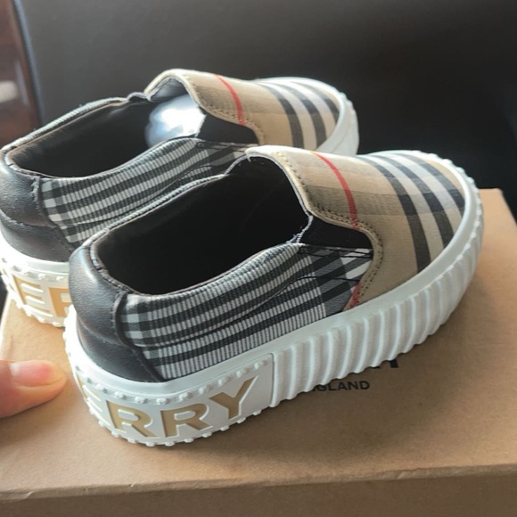 Kids unisex Burberry shoe brand new in box never worn